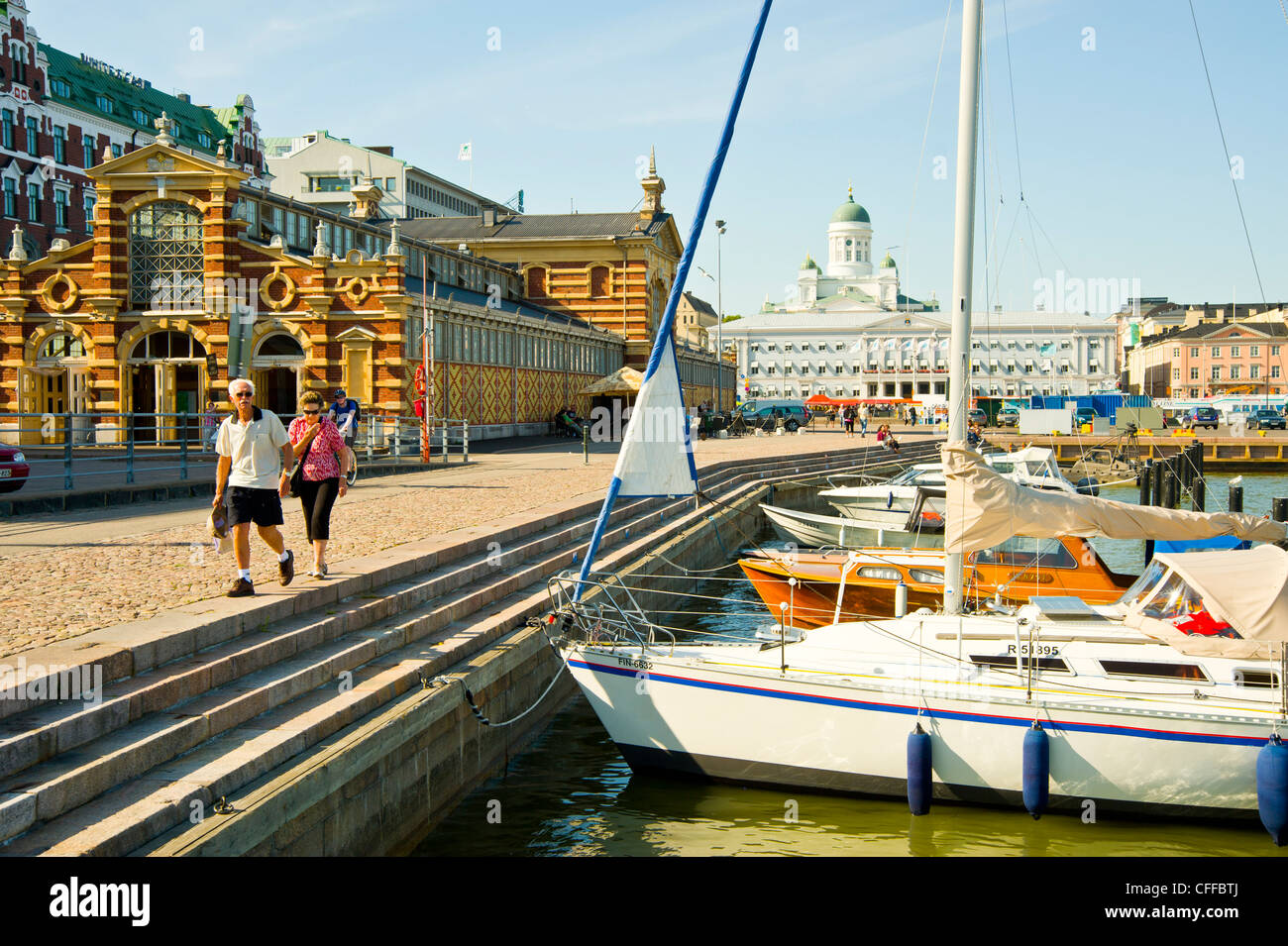 Eteläsatama sud Porto Helsinki Finlandia con la Cattedrale Luterana Tuomiokirkko sullo skyline e mercato coperto sul lato sinistro Foto Stock