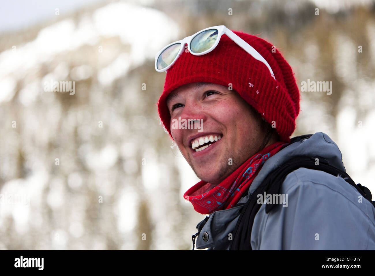 Un buon sciatore sorridente nel backcountry nel Montana. Foto Stock