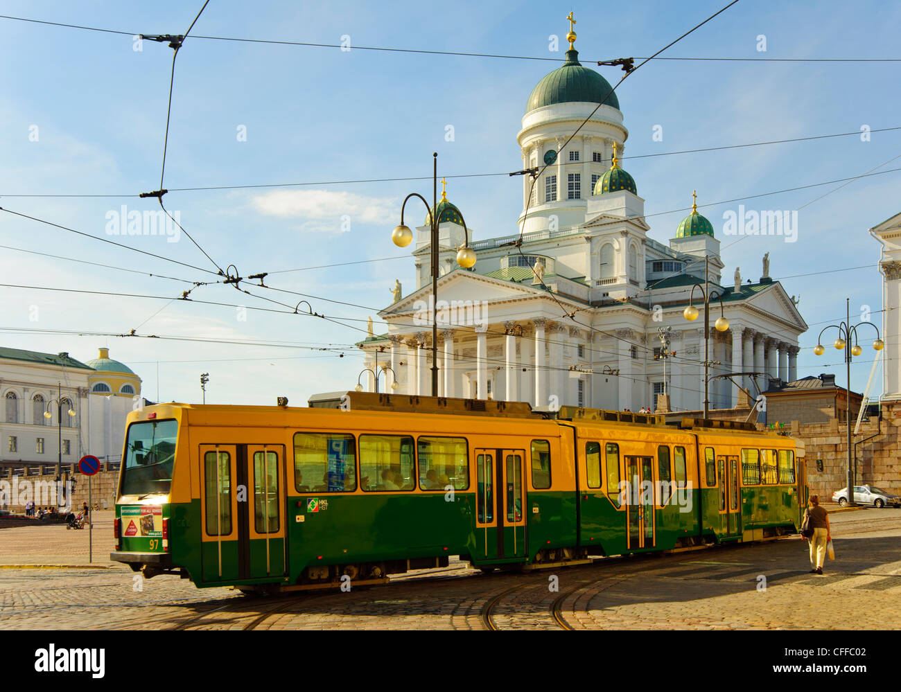 Il tram che passa davanti alla Cattedrale Luterana Tuomiokirkko () in Helsinki Finlandia Foto Stock