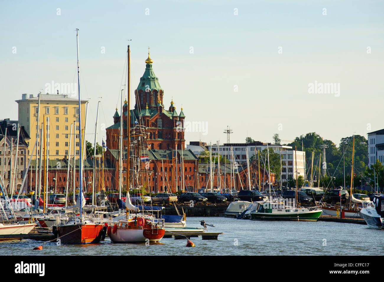 La Chiesa ortodossa o Cattedrale Uspenski sollevandosi al di sopra del porto di Halkolaituri Helsinki Finlandia Foto Stock