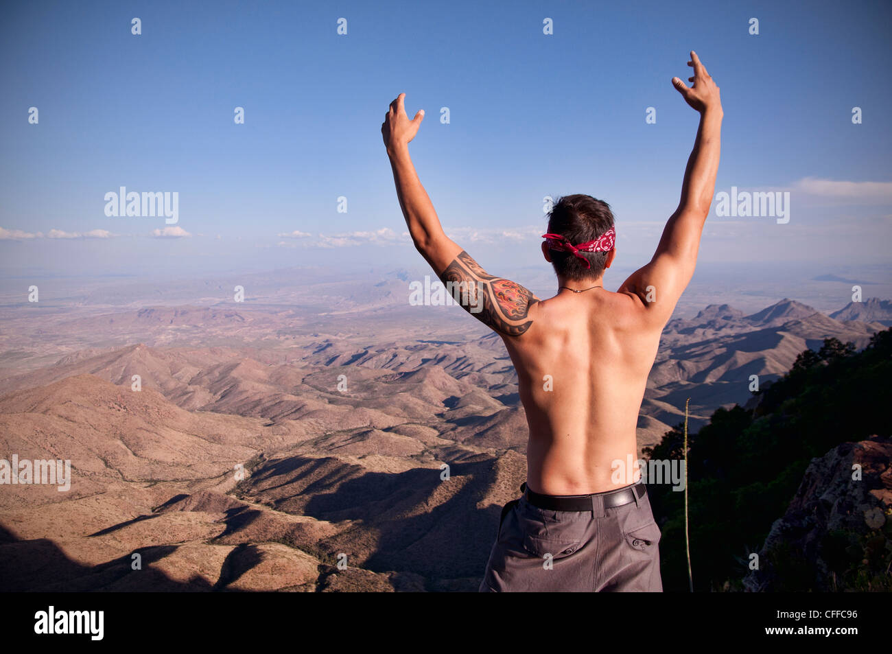 Un giovane uomo celebra nella parte superiore del bordo sud nel Parco nazionale di Big Bend. Foto Stock
