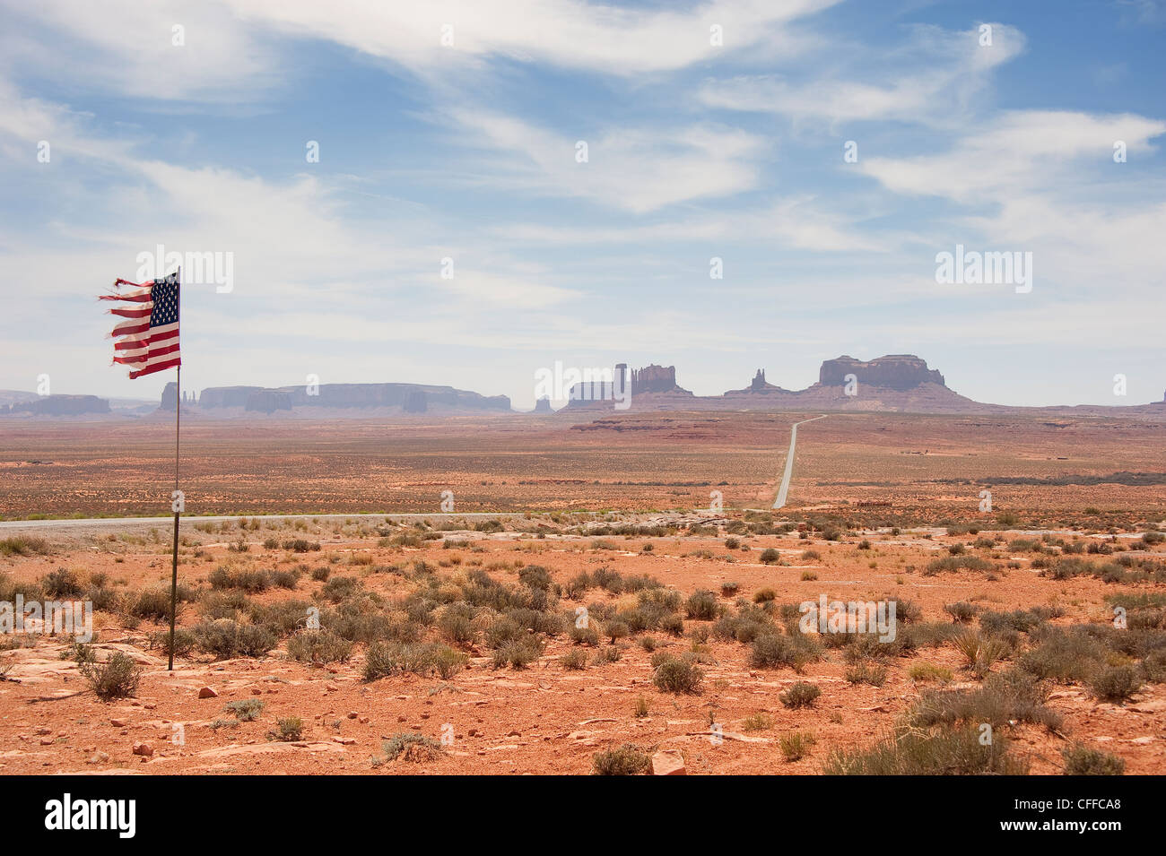 Noi bandiera soffia il vento guardando verso sud lungo la US 163 verso Monument Valley Foto Stock