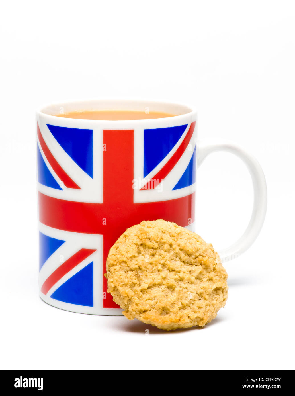 Unione Jack la tazza di tè con biscotti, girato in studio su sfondo bianco. Foto Stock