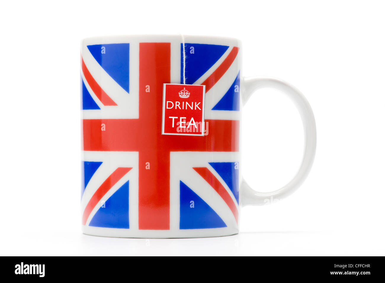 Vista laterale di una tazza Union Jack con una corda in teabag, con le parole drink Tea stampate su di essa. Scatto su sfondo bianco. Foto Stock