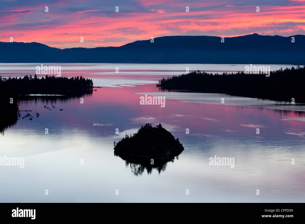Una silhouette di Fannette isola nella baia di Emerarld durante una bellissima alba in Lake Tahoe, CA. Foto Stock