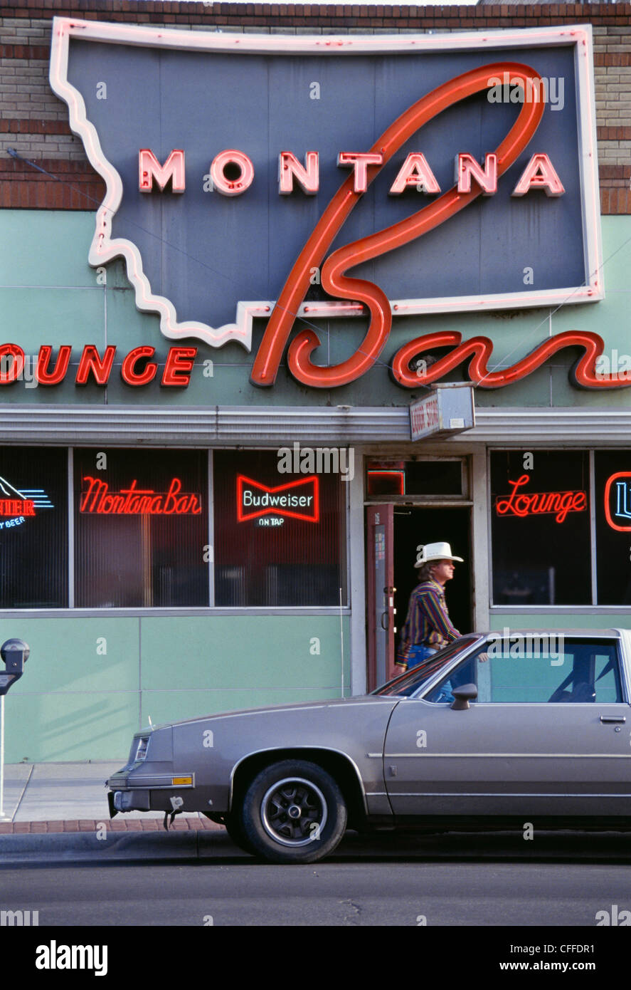 Cowboy cammina vicino al Montana Bar, Great Falls, MT anni '90 Foto Stock