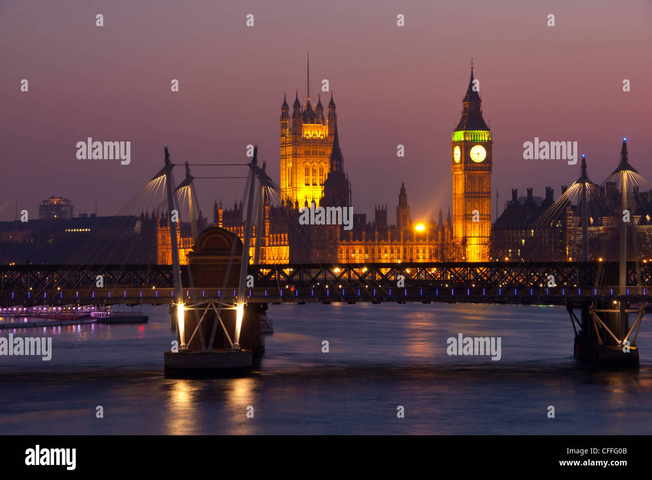 La Casa del Parlamento e Hungerford Bridge da Waterloo Bridge di notte Londra Inghilterra REGNO UNITO Foto Stock