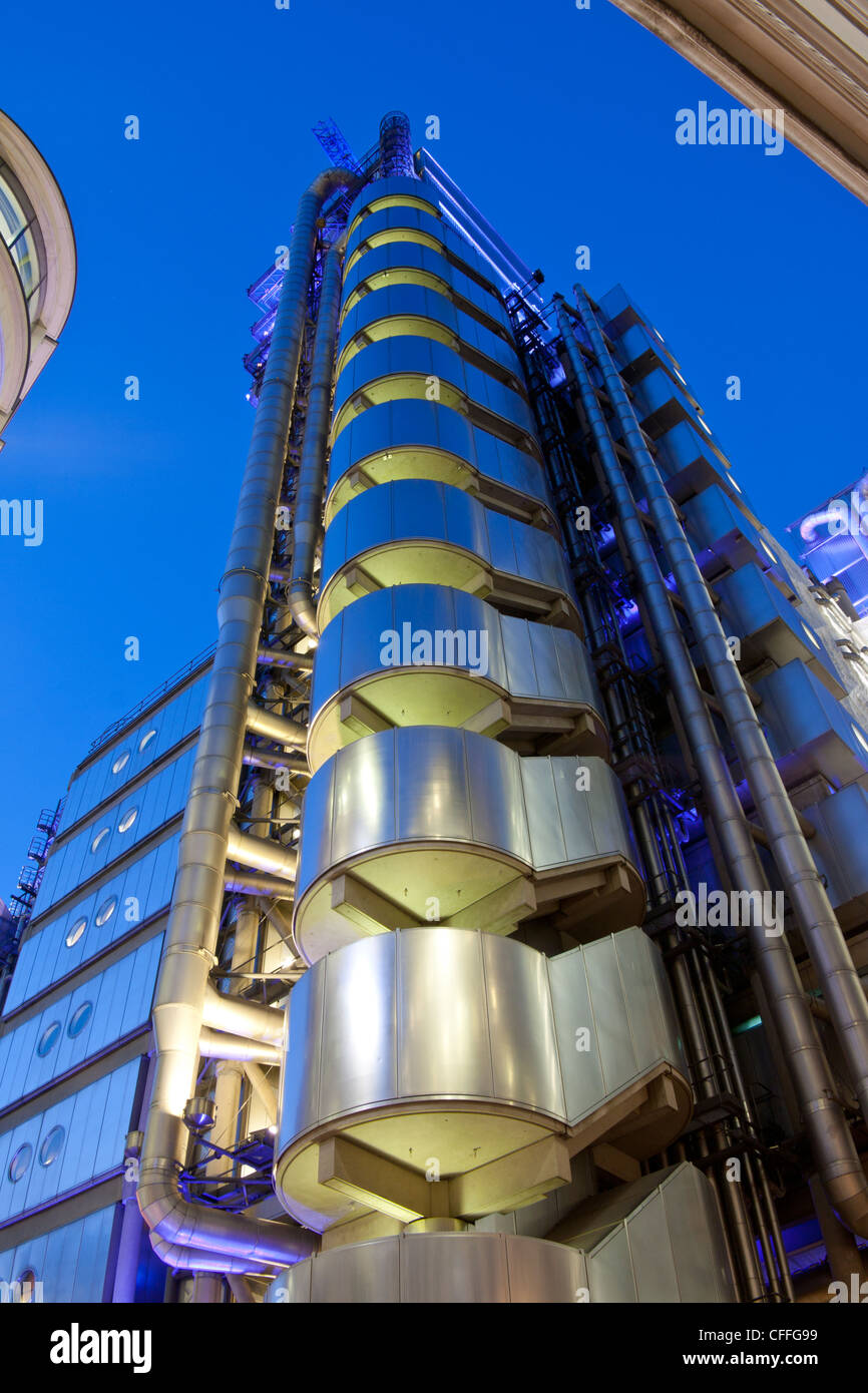 Lloyds Building di notte Leadenhall Street City di Londra Inghilterra REGNO UNITO Foto Stock