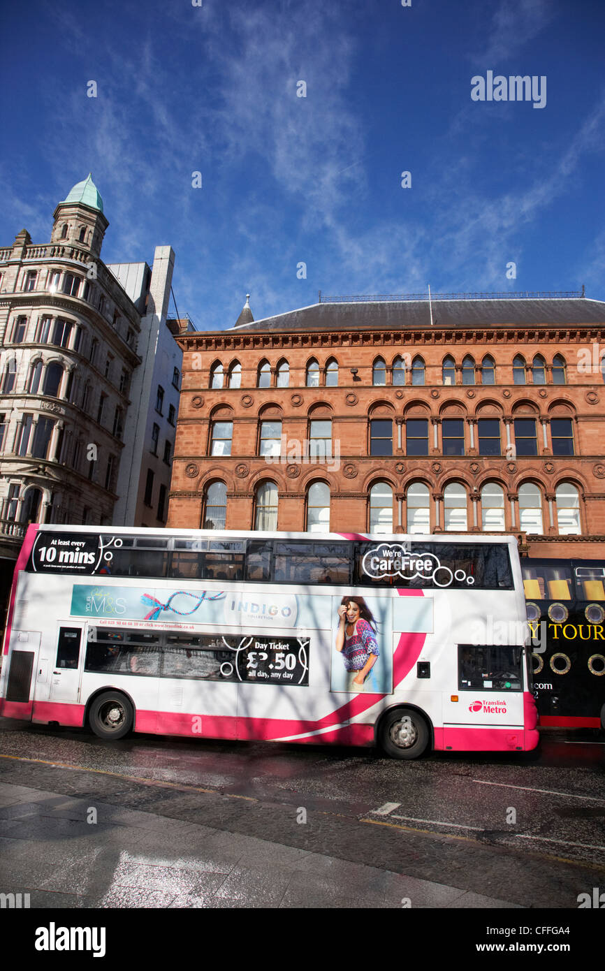 Metropolitana di belfast citybus double deck bus su donegal square a nord di fronte alla richardson owden edificio di un magazzino di Belfast Foto Stock
