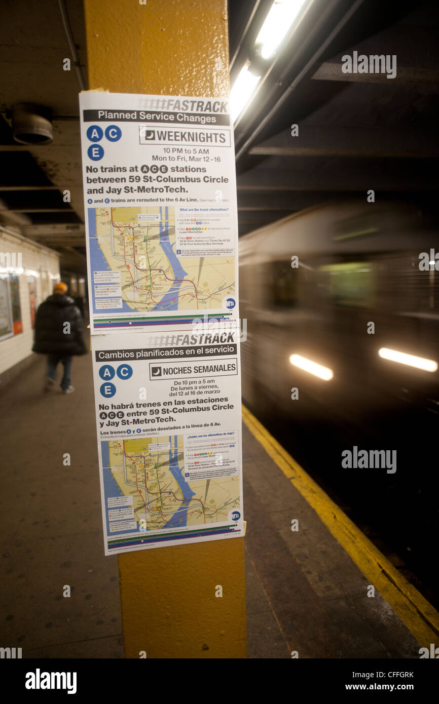 Segni pubblicato a West 23rd Street la stazione della metropolitana di New York di informare il pubblico fo l inizio della FasTrack manutenzione Foto Stock