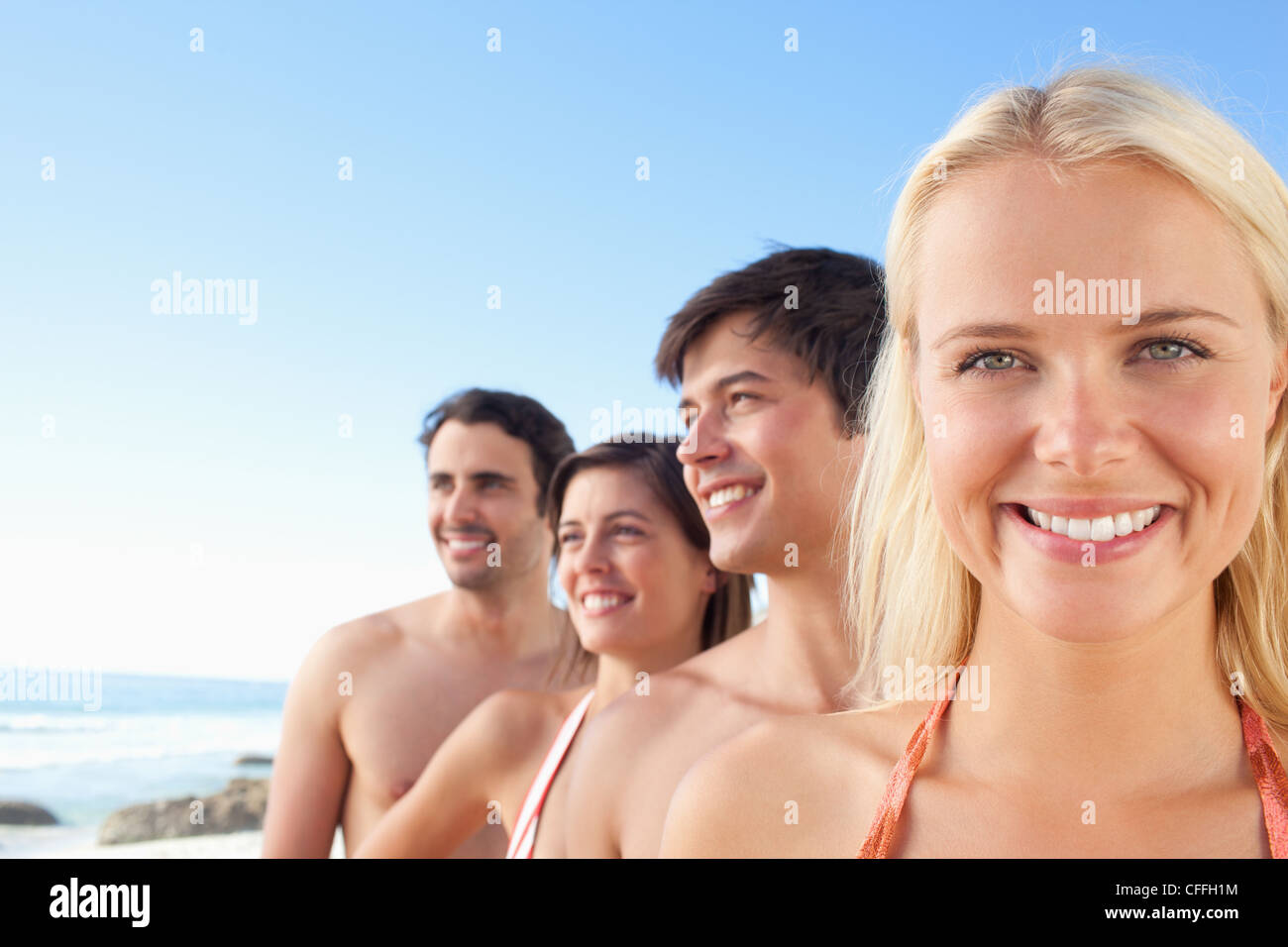 Donna che guarda in avanti mentre i suoi amici a guardare al loro diritto Foto Stock