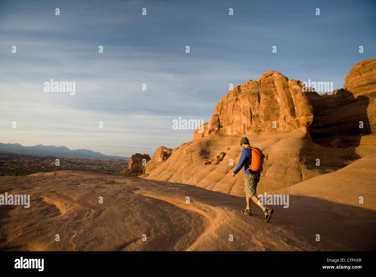 Giovane uomo escursioni nel Parco Nazionale di Arches nei pressi di Moab, Utah. Foto Stock