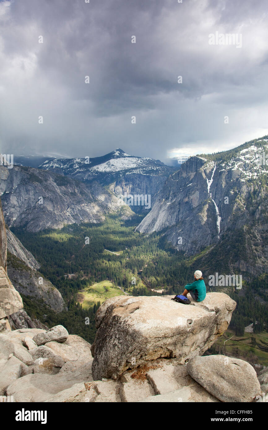 Giovane donna escursionismo la Yosemite Falls trail. Parco Nazionale di Yosemite, CA Foto Stock