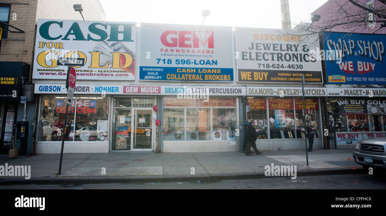 Pedina negozio, controllare incassare business e una di seconda mano store sono tra le imprese lungo Flatbush Avenue a Brooklyn Foto Stock