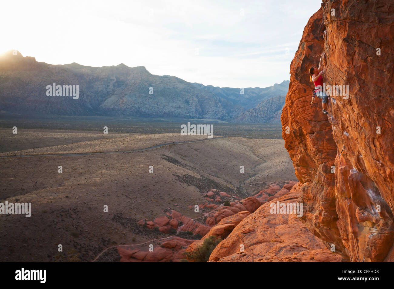 Un rocciatore nelle colline di Calico, il Red Rock Canyon National Conservation Area, Nevada, Stati Uniti d'America. Foto Stock
