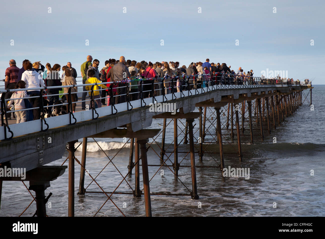 Saltburn Pier, Redcar, North Yorkshire Coast affollate di visitatori dopo aver lavorato a maglia di lana legato alla struttura Saltburn dal mare, Regno Unito Foto Stock