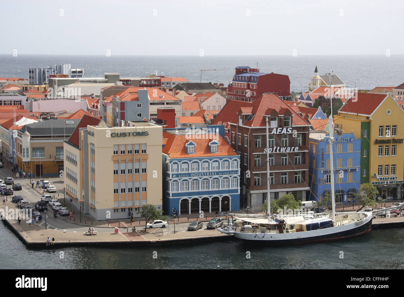 Edificio doganale, waterfront e barca a vela a Willemstad, Curacao Foto Stock