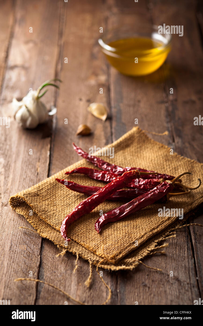 Secchi Peperoncino Rosso con aglio e olio di oliva Foto Stock
