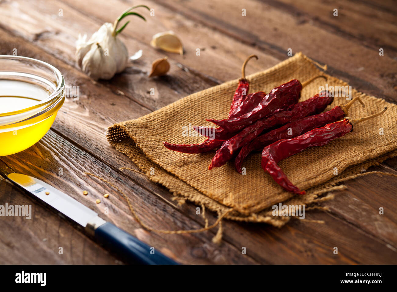 Secchi Peperoncino Rosso con aglio e olio di oliva Foto Stock