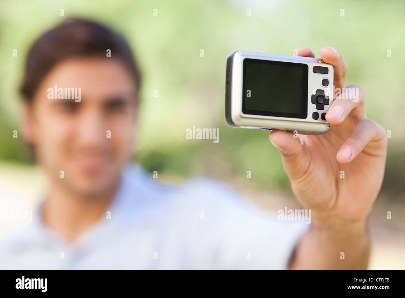 Fotocamera utilizzata per scattare una foto di un uomo sorridente Foto Stock