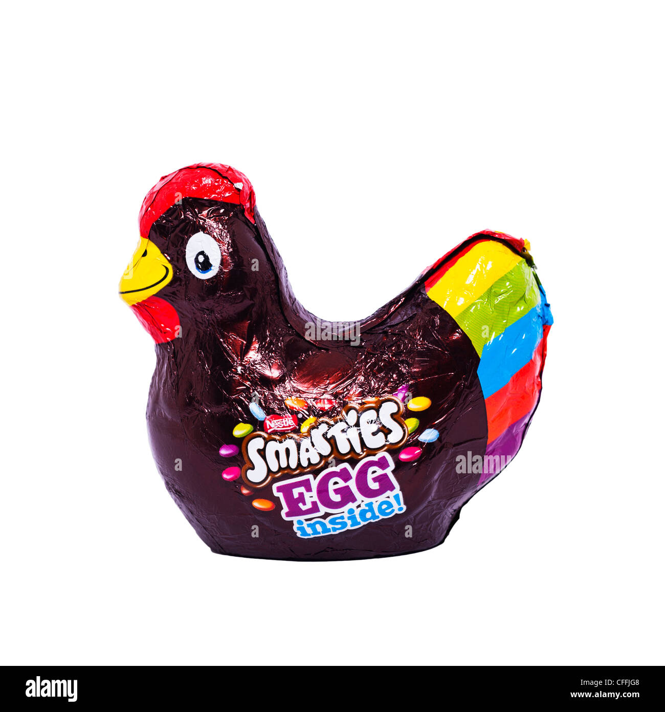 Un cioccolato Nestlé Smarties Pasqua pollo con uovo dentro su sfondo bianco Foto Stock