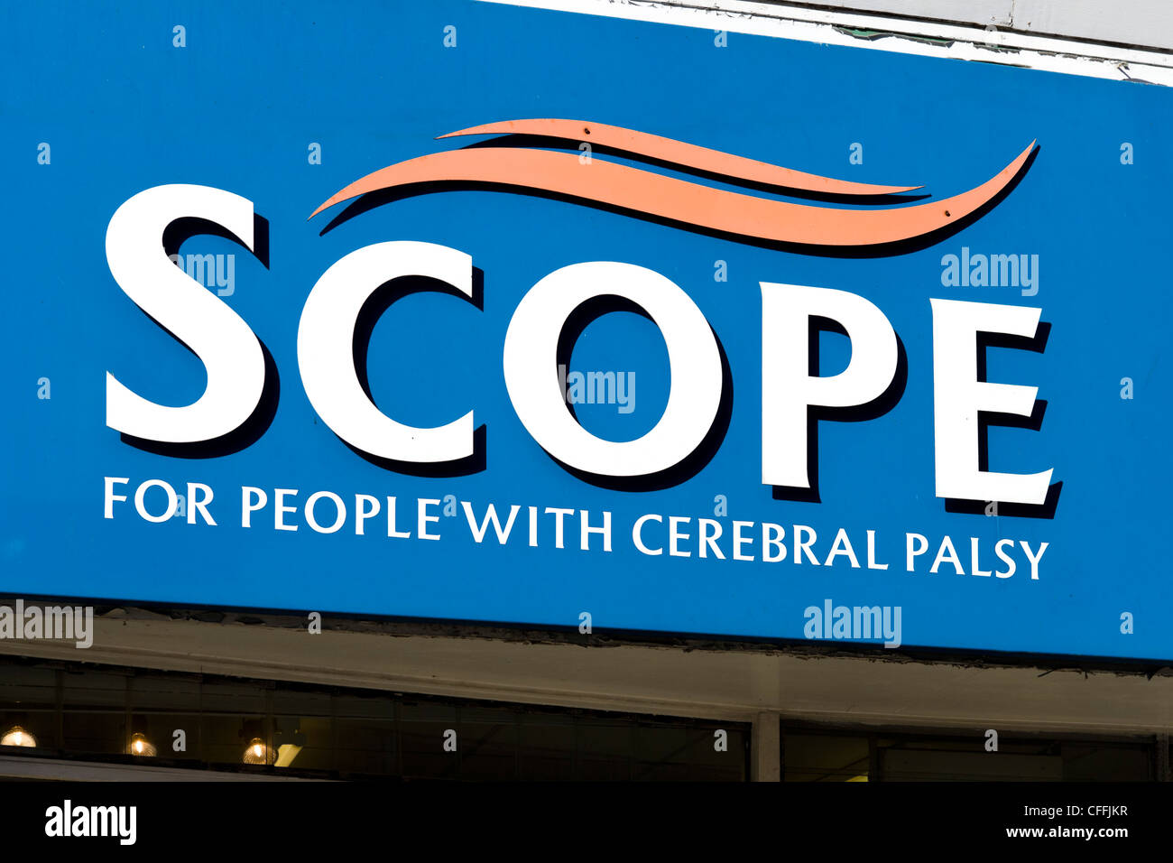 Ambito della carità acquista su High Street in Burton-su-Trent, Staffordshire, England, Regno Unito Foto Stock