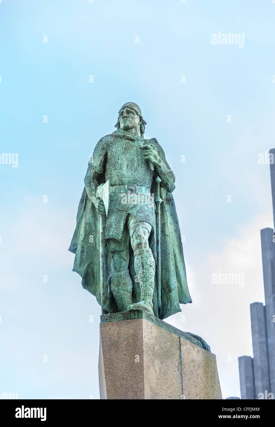 Statua in bronzo che commemora Leif Eriksson in piedi che guarda ad ovest verso l'oceano e America, a Hallgrimskirkja, Reykjavik, la città capitale di Islanda Foto Stock