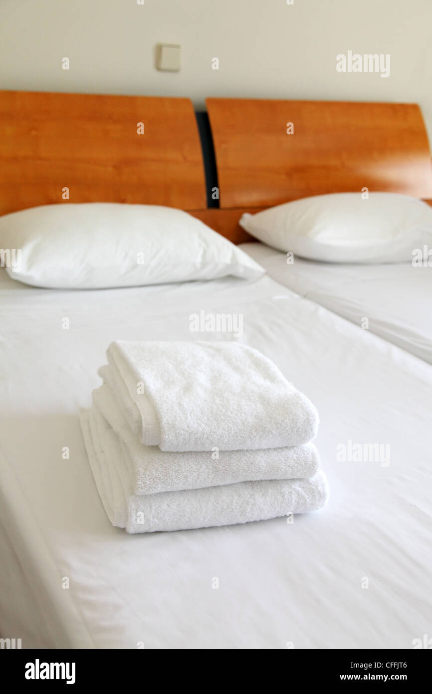 Tre asciugamani sui lettini Foto Stock