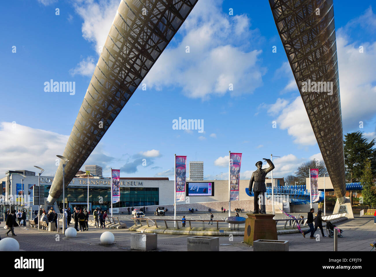 Il Coventry Transport Museum nel centro della città con la statua di Sir Frank Whittle in primo piano, Coventry, West Midlands, Regno Unito Foto Stock