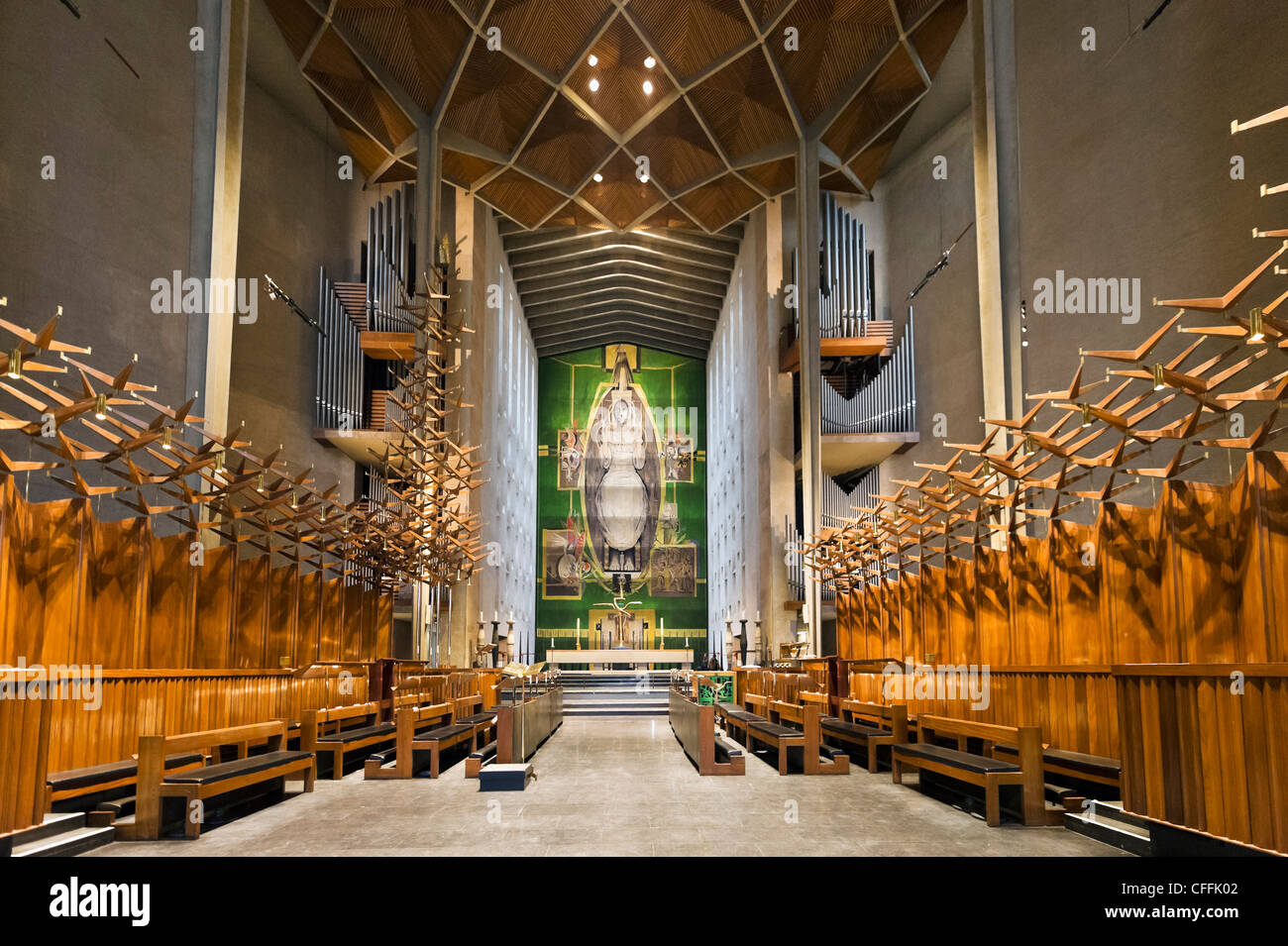 La navata della nuova cattedrale di St Michaels con Graham Sutherland la tappezzeria della 'Cristo nella gloria alla fine, Coventry, West Midlands, Regno Unito Foto Stock
