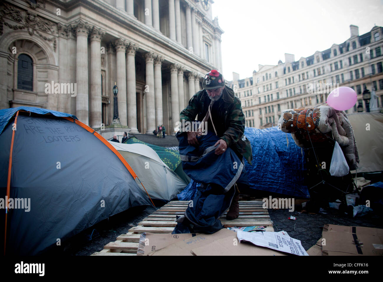 Occupare Londra camp la mattina presto fuori Saint Paul Cathedral Londra Centrale Foto Stock