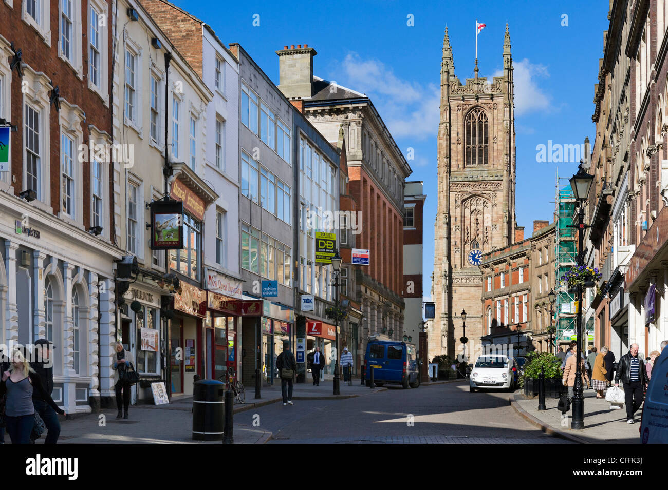 Visualizza in basso cancello di ferro nel centro cittadino che guarda verso la cattedrale, Derby, Derbyshire, East Midlands, England, Regno Unito Foto Stock