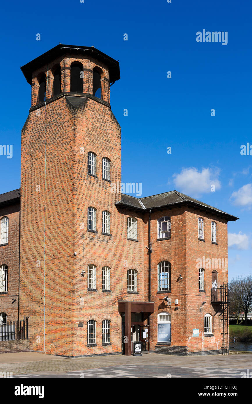 Derby mulino di seta sulle rive del Fiume Derwent visto dalla cattedrale verde, Derby, Derbyshire, East Midlands, England, Regno Unito Foto Stock