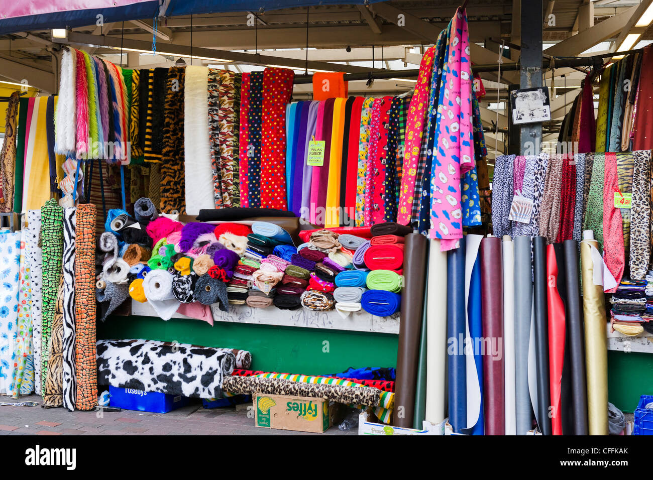 Panno colorato per la vendita al mercato nel centro della città, Leicester, Leicestershire, England, Regno Unito Foto Stock