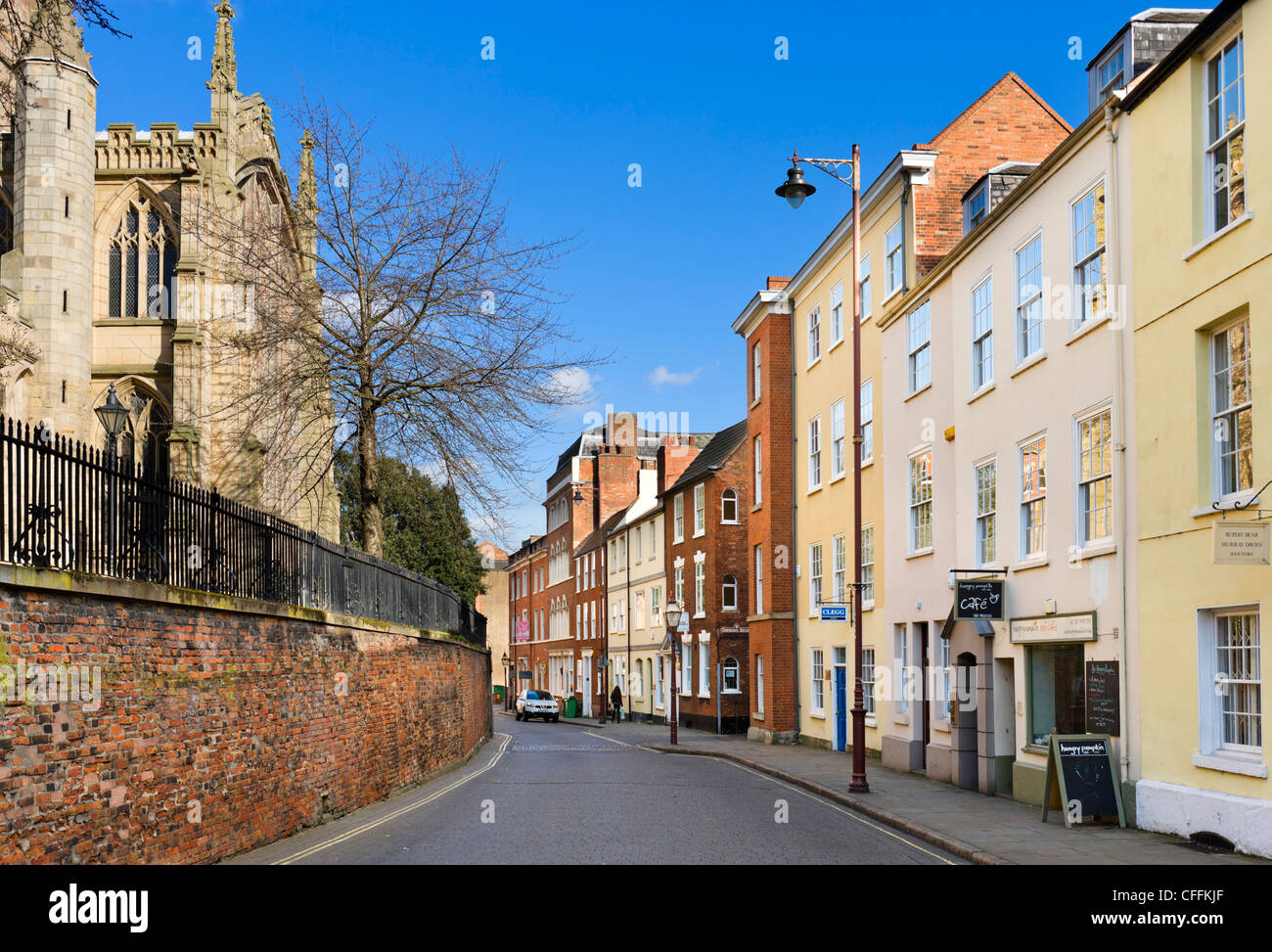 Case e uffici su Alta marciapiede in Lace Market district con la chiesa di St Mary a sinistra, Nottingham, Inghilterra, Regno Unito Foto Stock
