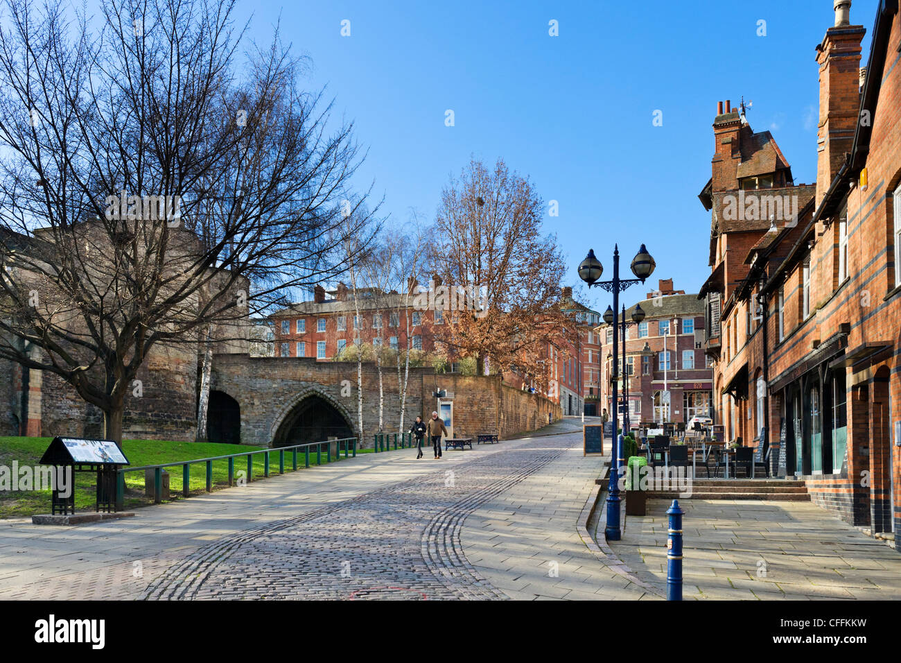 Strada del castello con le pareti di Nottingham Castle a sinistra, Nottingham, Nottinghamshire, England, Regno Unito Foto Stock