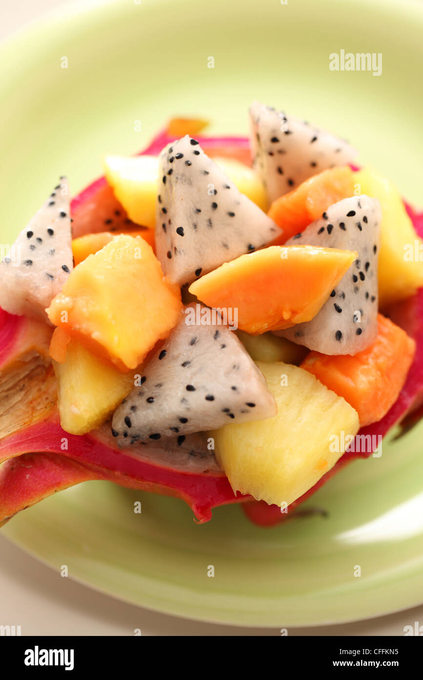 Una insalata di frutta tropicale in mezza dragonfruit Foto Stock