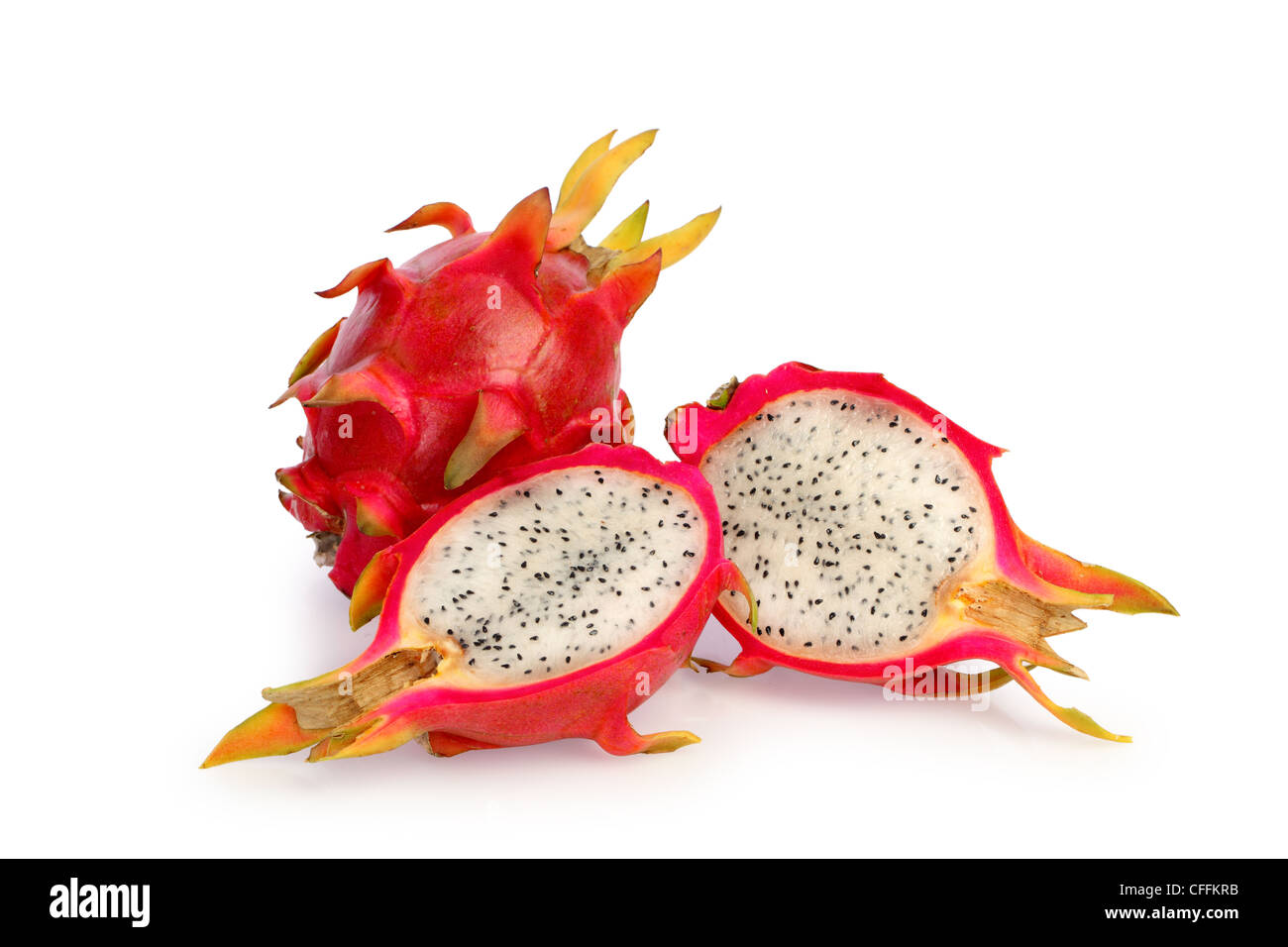 Intero e affettato Dragonfruit ritagliata su sfondo bianco Foto Stock
