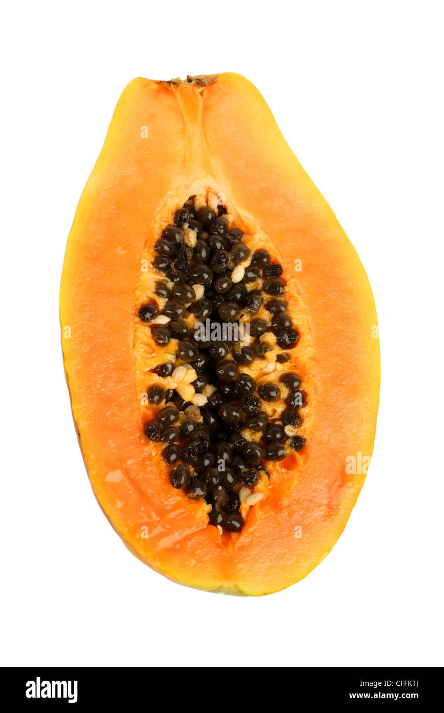 Mezza papaia intaglio su sfondo bianco Foto Stock