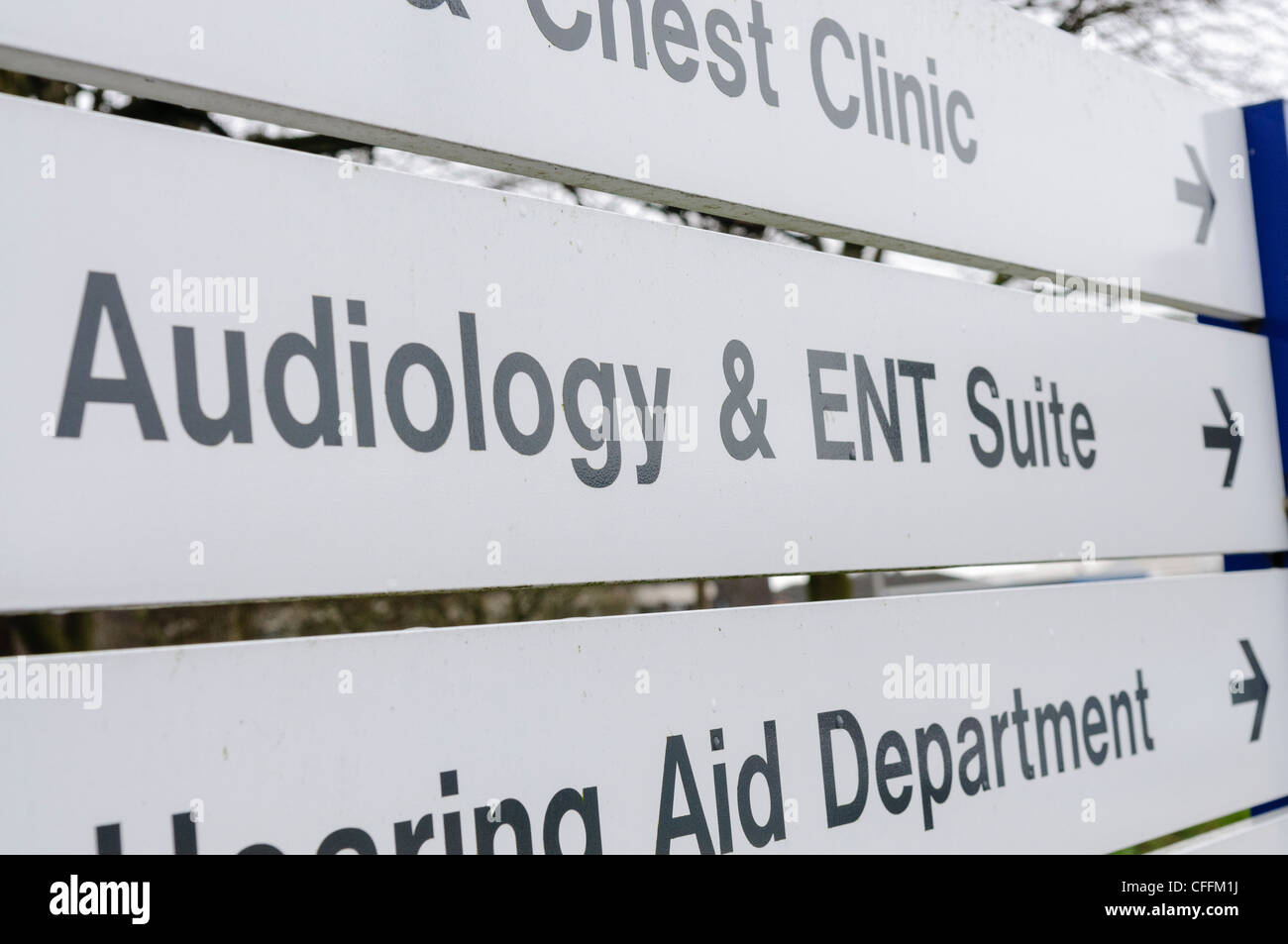 Cartello in un ospedale per per audiologia e Suite ENT Foto Stock