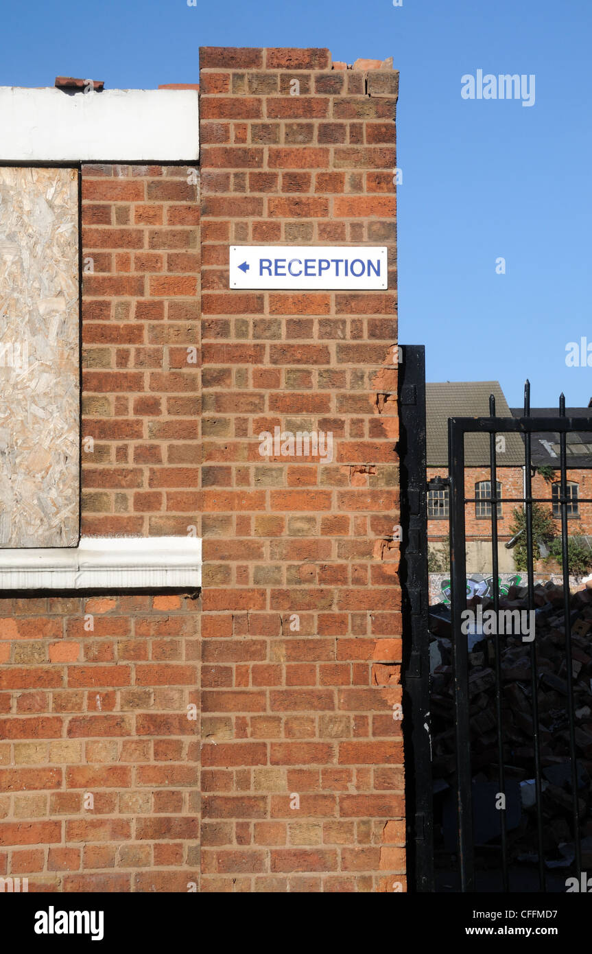 Un segno sul demolito un edificio industriale continua a puntare alla ex 'Reception', a Leicester, Leicestershire, Inghilterra Foto Stock