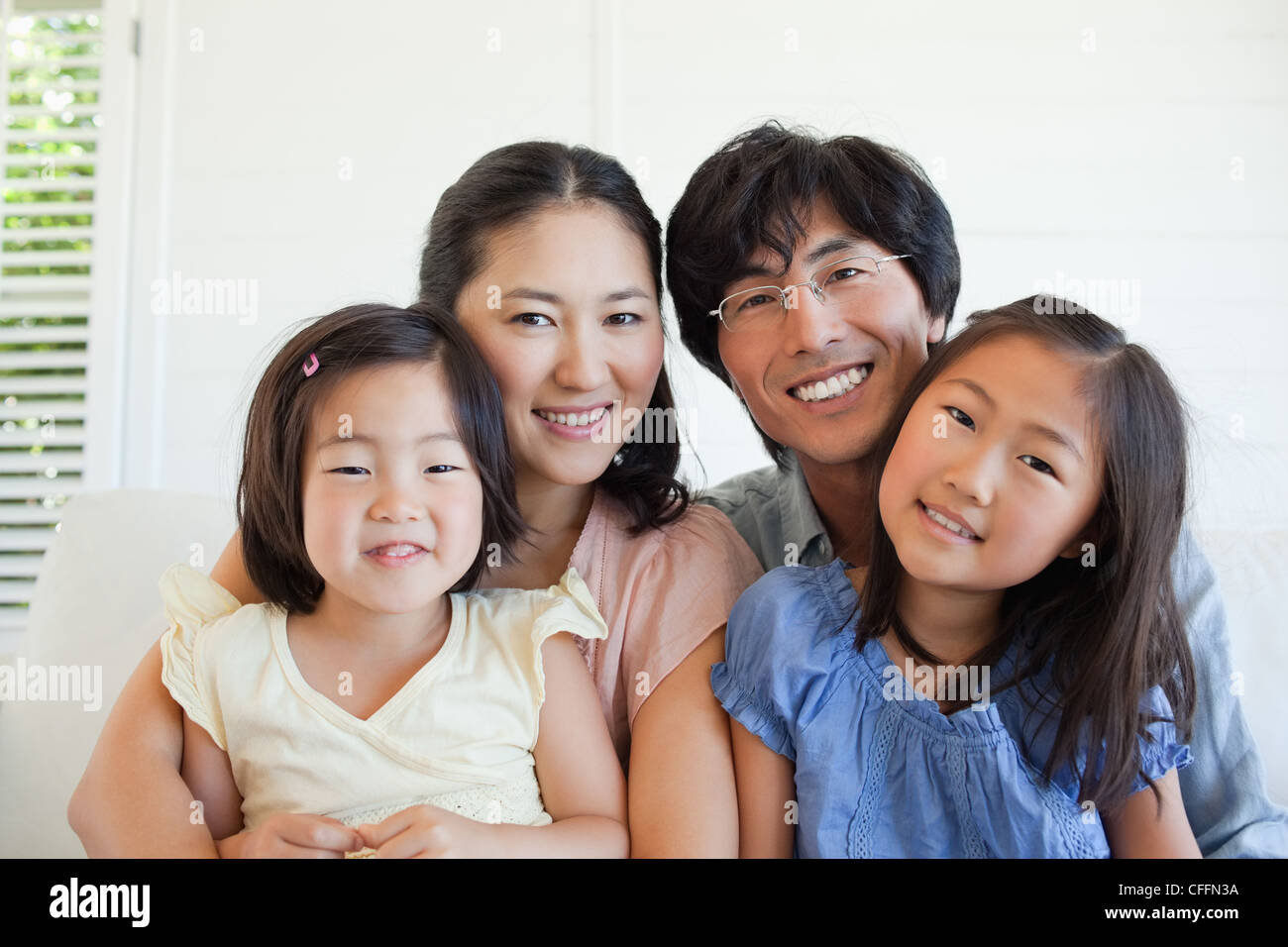 In posa per una foto di famiglia Foto Stock