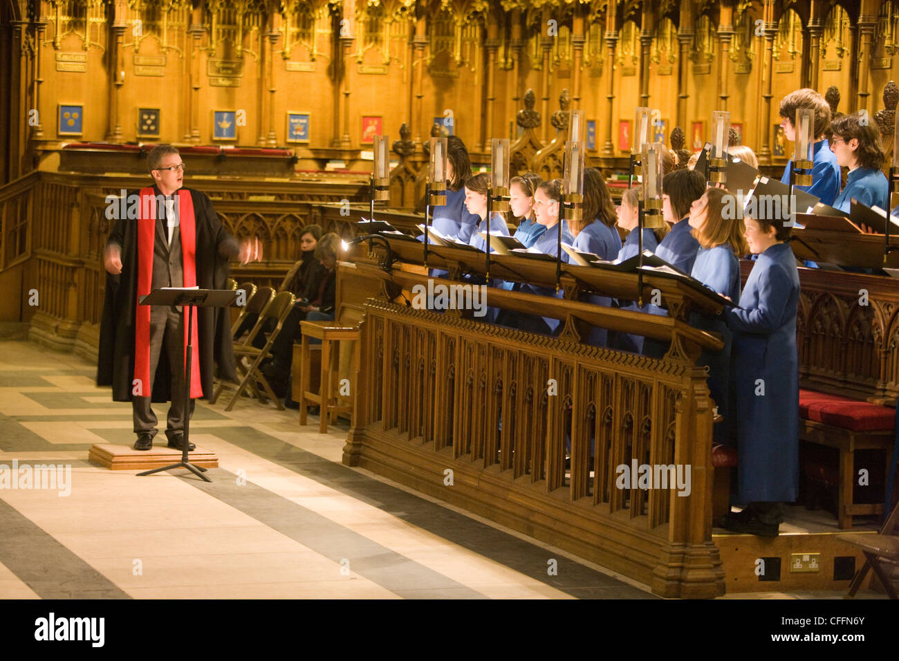 Maestro del coro e del coro coro durante la pratica in York Minster e York Foto Stock