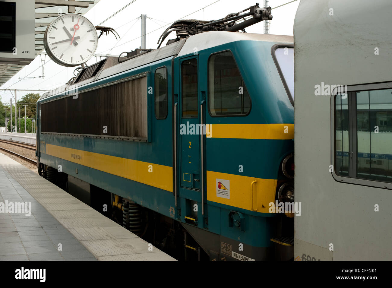Treno motore a piattaforma Bruge Brugge Belgio Europa UE Foto Stock