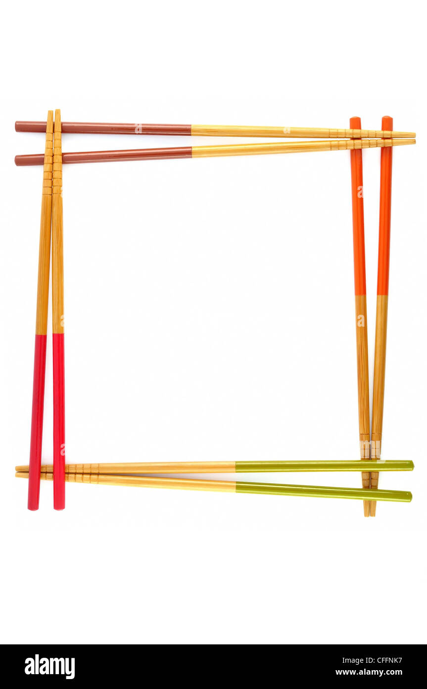 Cornice decorativa di bacchette di bambù isolate su un bianco. Foto Stock