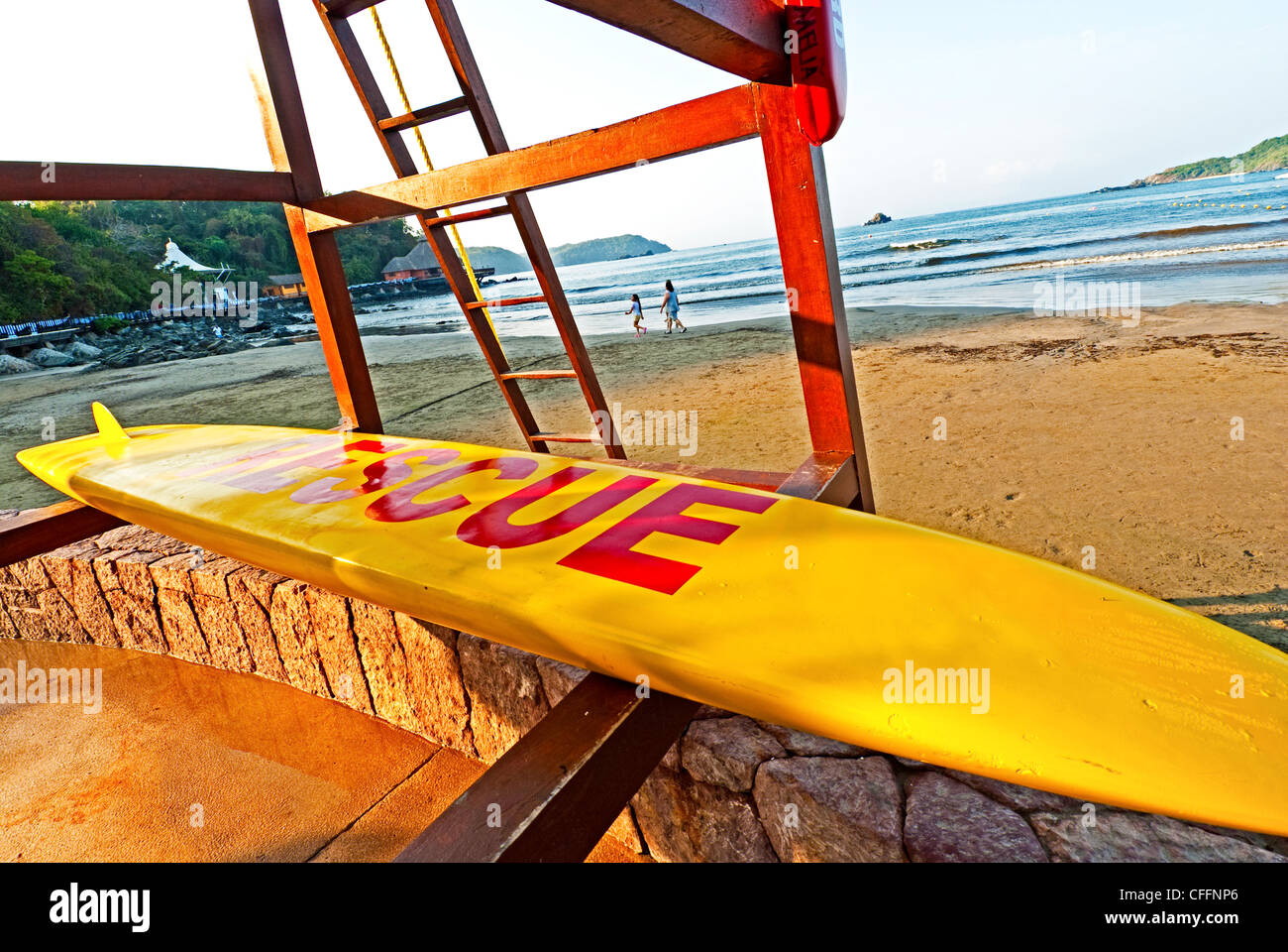 Meliá Azul Ixtapa Hotel Cavalletto bagnino di salvataggio e le tavole da surf sulla spiaggia di Ixtapa, Messico Foto Stock