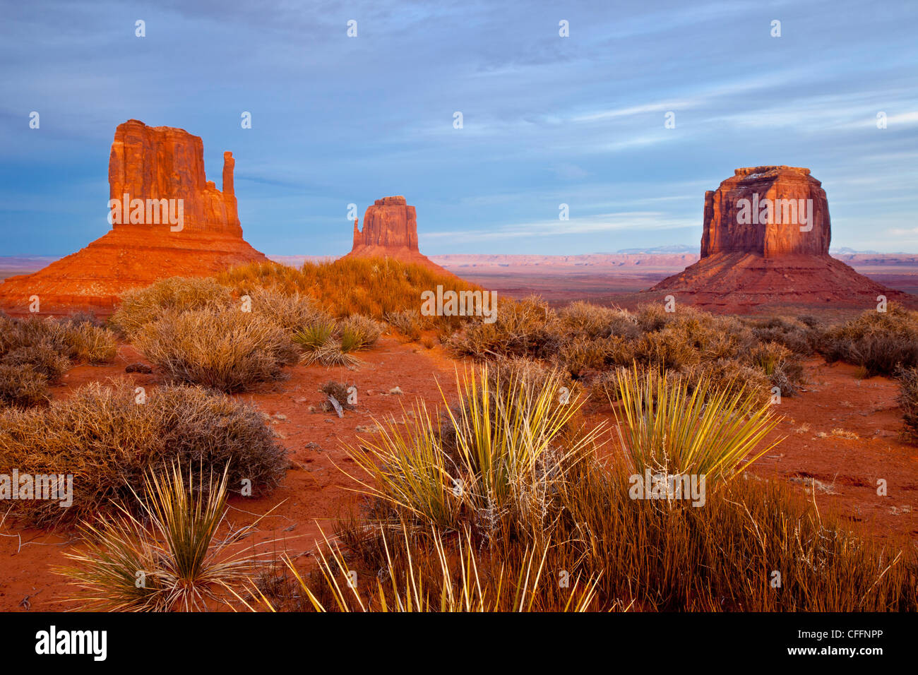 Tramonto sul mezzoguanti e Merrick Butte, Monument Valley, Arizona USA Foto Stock