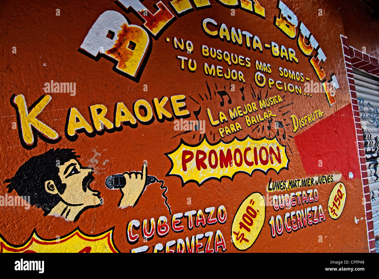 Il murale sulla parete del Black Bull pubblicità Canta-Bar karaoke in downtown zihuatanejo, Messico Foto Stock