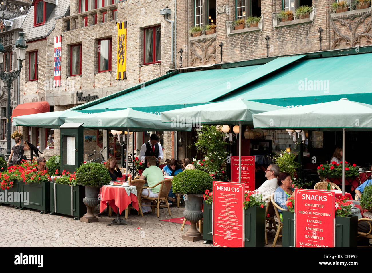 Tourist Street Cafe Bruge Brugge Belgio Europa UE Foto Stock