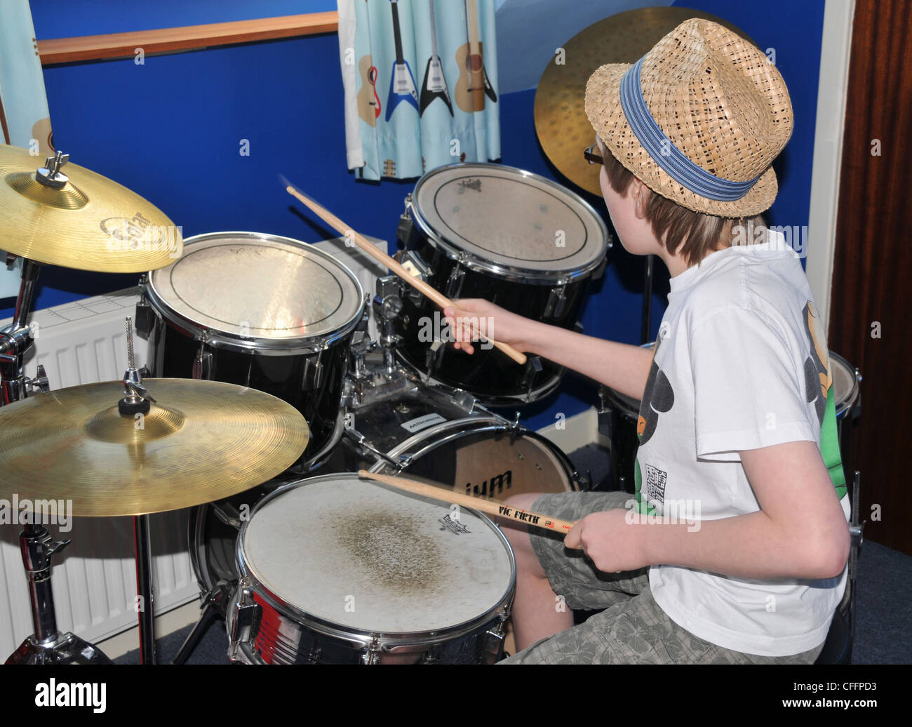 Un giovane ragazzo suona tamburi - drum kit. Foto Stock